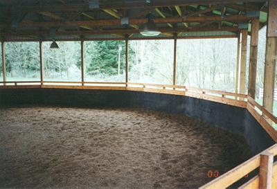 Covered round pen with rubber mats lining the walls
